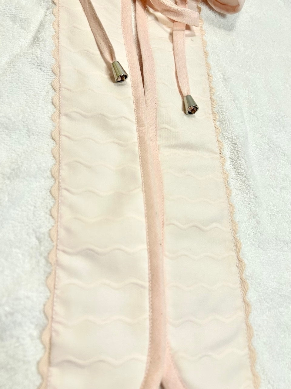 Accappatoio modello poncho per bambina bianco con cappuccio e profili in cotone a ondine