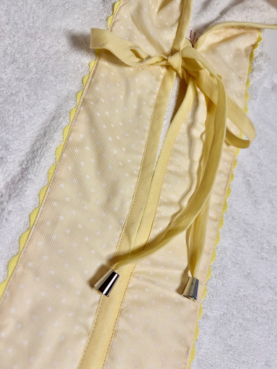 Accappatoio modello poncho per bambino con bordi in cotone giallo con stelline